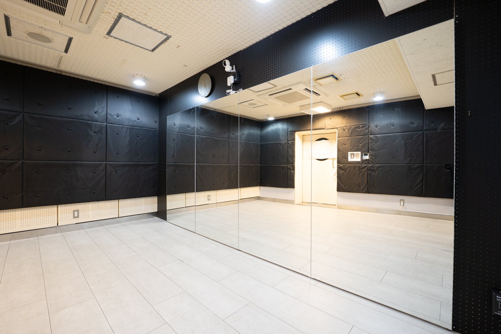 大きな鏡が並ぶ千歳船橋のスタジオA