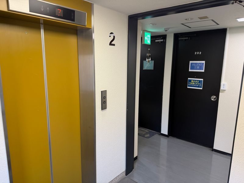 2階、エレベーターを降りてすぐ